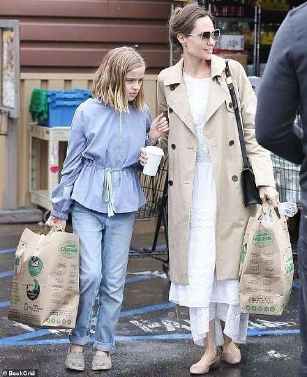 安吉丽娜·朱莉和女儿维维安在洛杉矶外出购物的街拍