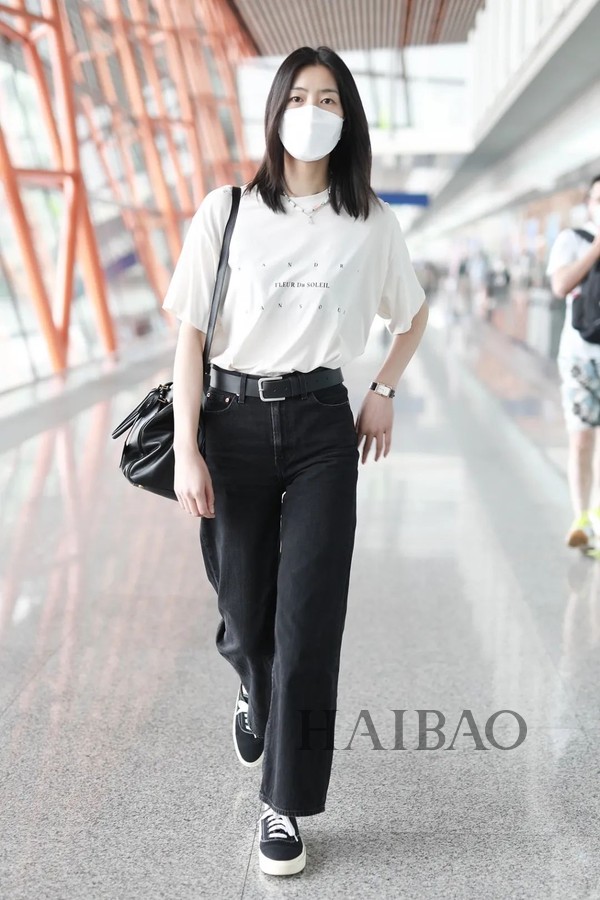 7月28日，刘雯现身北京机场 T恤：Sandra Mansour