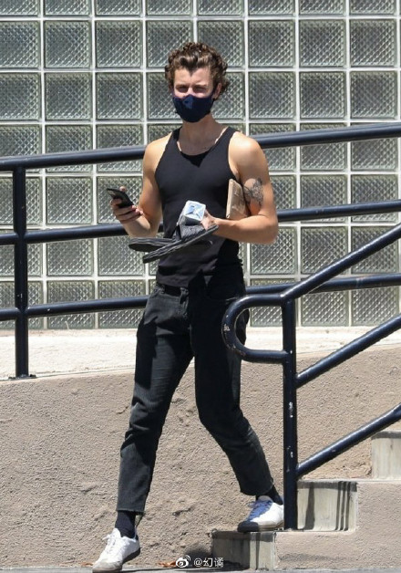 “萌德”肖恩·蒙德兹（Shawn Mendes）在拍摄完新MV之后现身格兰岱尔的街头 ​