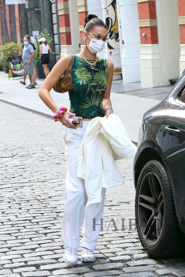 Bella Hadid离开她位于纽约的住处 鞋：Salomon包：Louis Vuitton