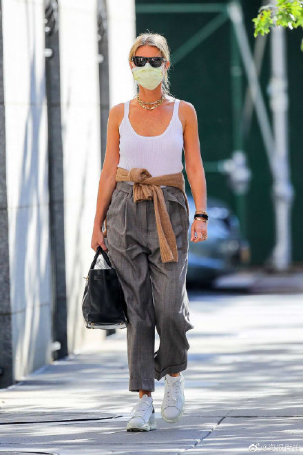 #Gwyneth Paltrow#爹系背心、毛衫随意系在腰间，搭配灰色长裤