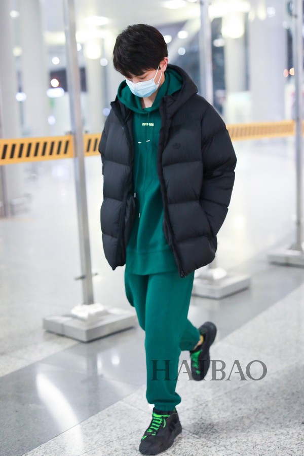 丁禹兮身穿绿色运动套装+黑色羽绒服出现在机场