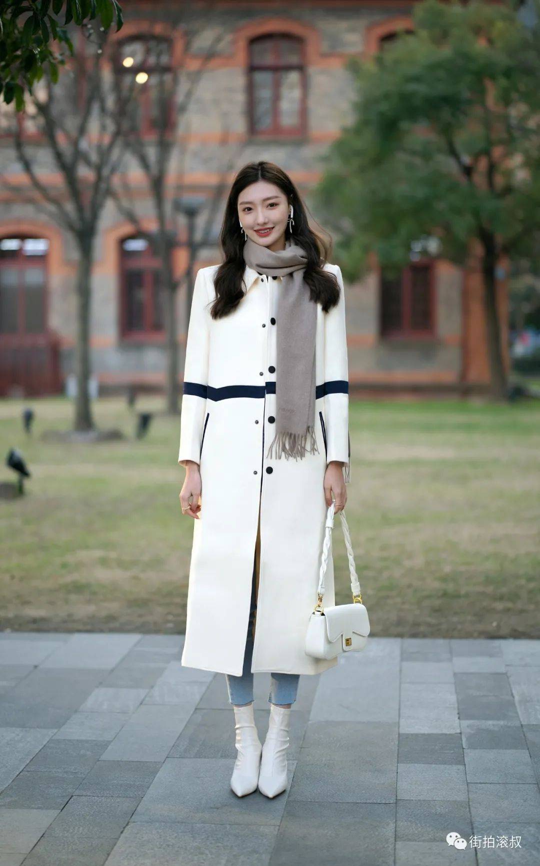 线条笔直又简洁的奶油白大衣，搭配同色短靴和包包，是冬日里纯美的味道