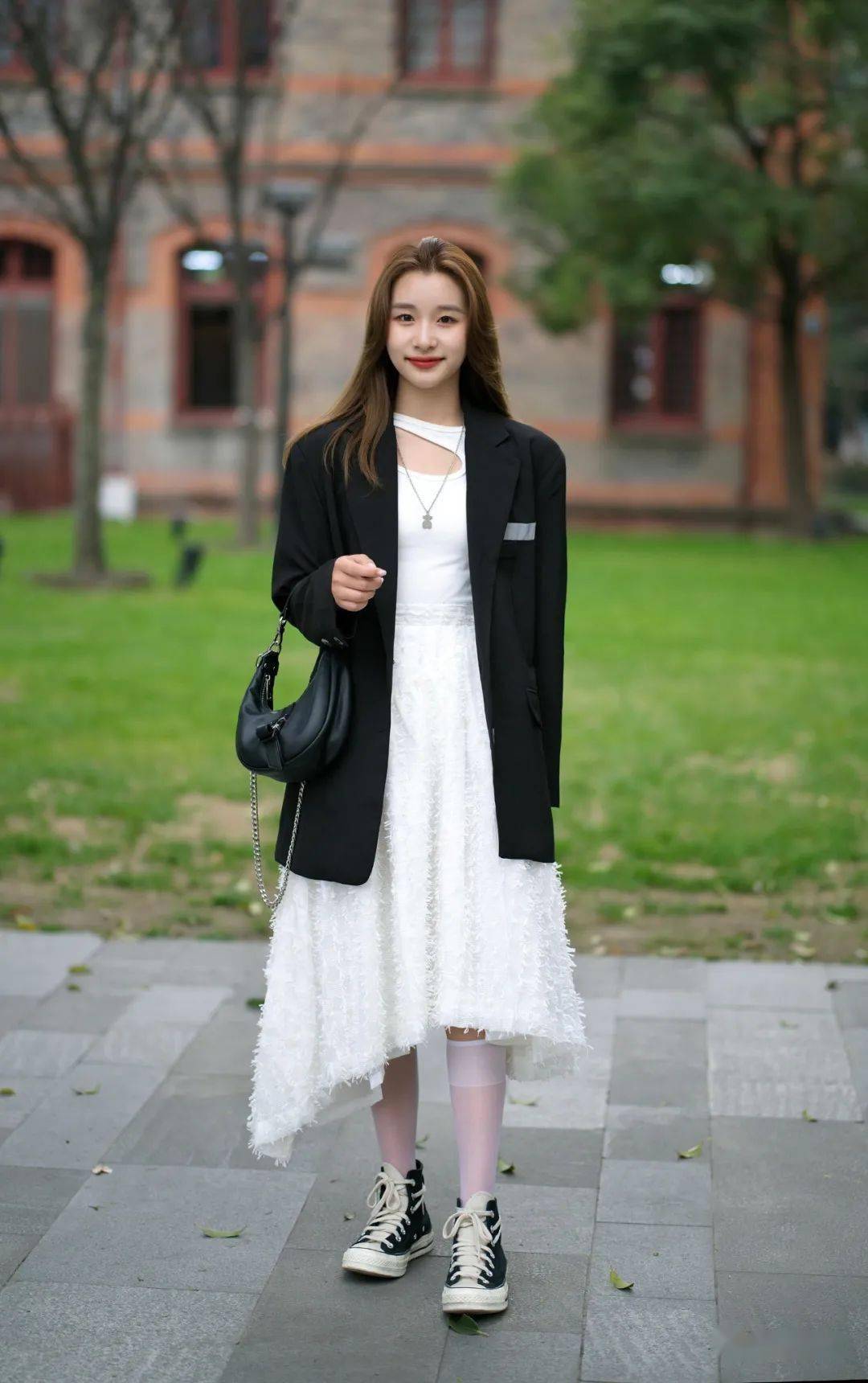 黑色西装搭配白色连衣长裙，中性风与甜美风的mix