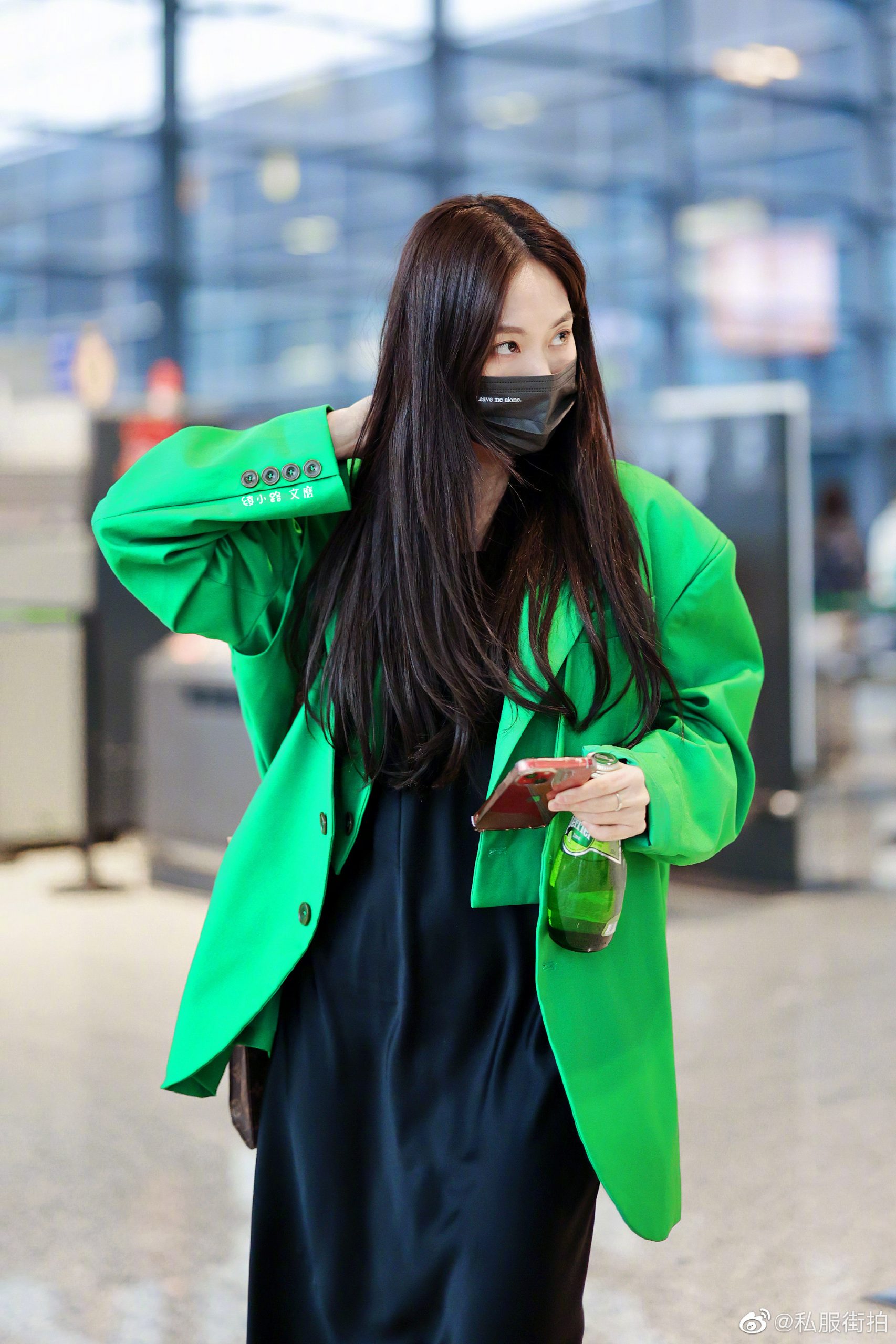 王霏霏 机场私服，亮绿色西装搭配吊带长裙，帅气不失温柔，惹眼又瞩目的存在