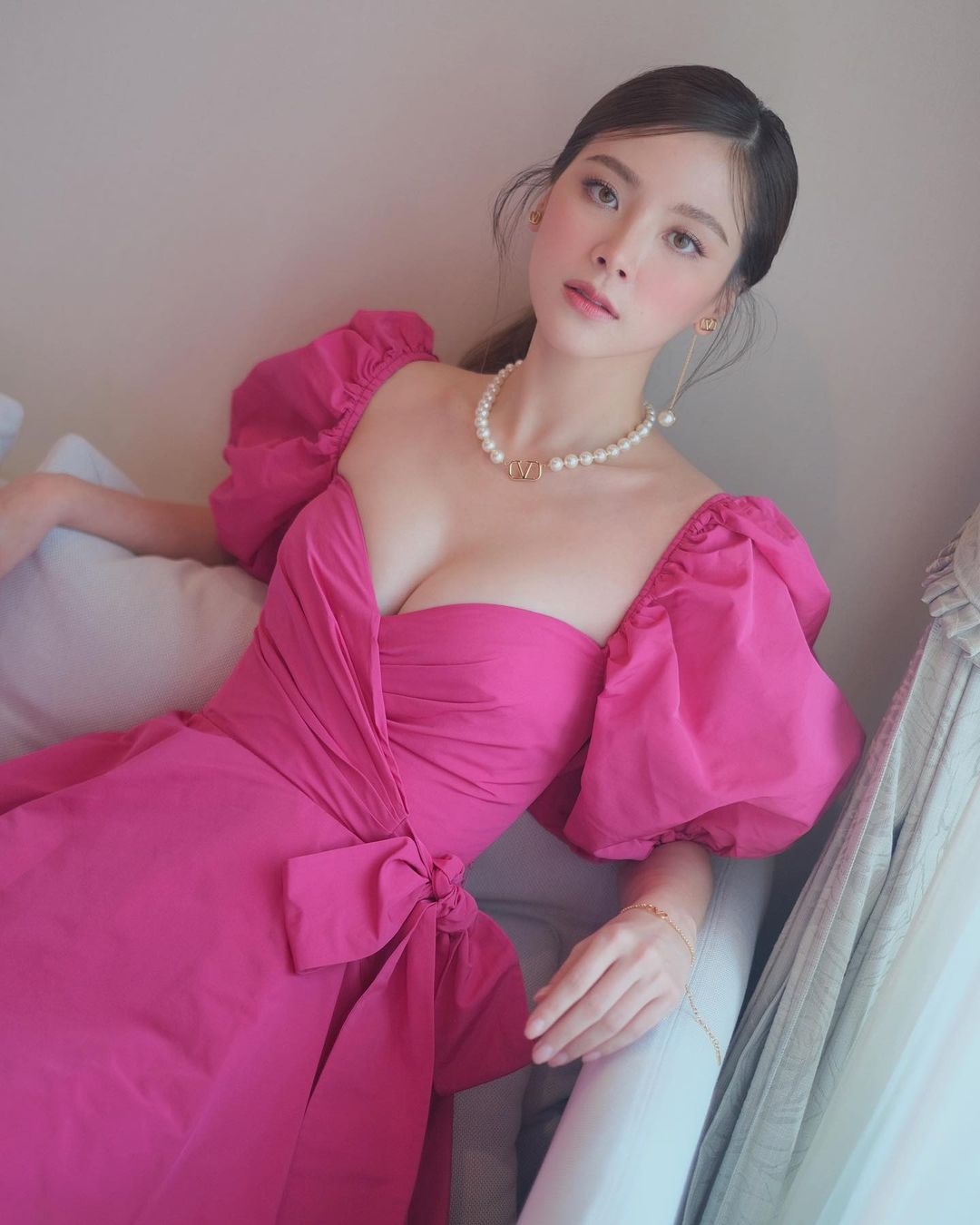 泰国女星 Baifern吕爱惠 穿芭比粉泡泡袖连衣裙出席活动，粉粉嫩嫩又很可爱