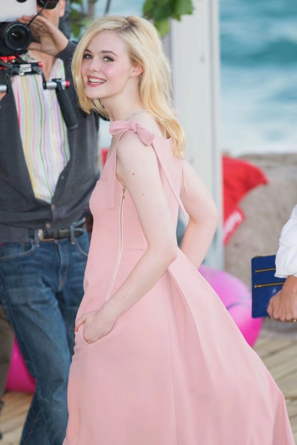 Elle Fanning在戛纳电影节 当冷白皮小仙女穿起柔美粉裙，真·美得发光。