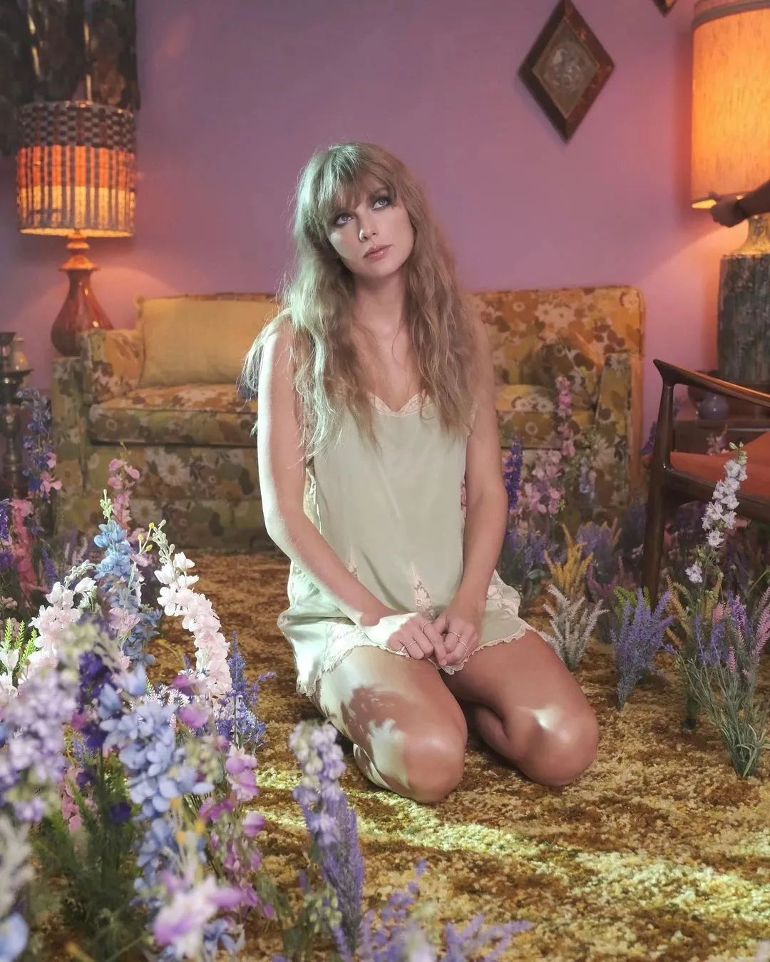 泰勒·斯威夫特分享“Lavender Haze”MV拍摄幕后照