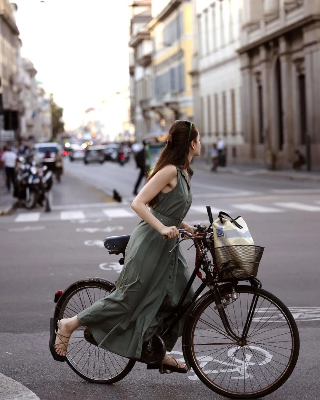 街拍大师Scott Schuman最新摄影作品，骑自行车的时尚达人们