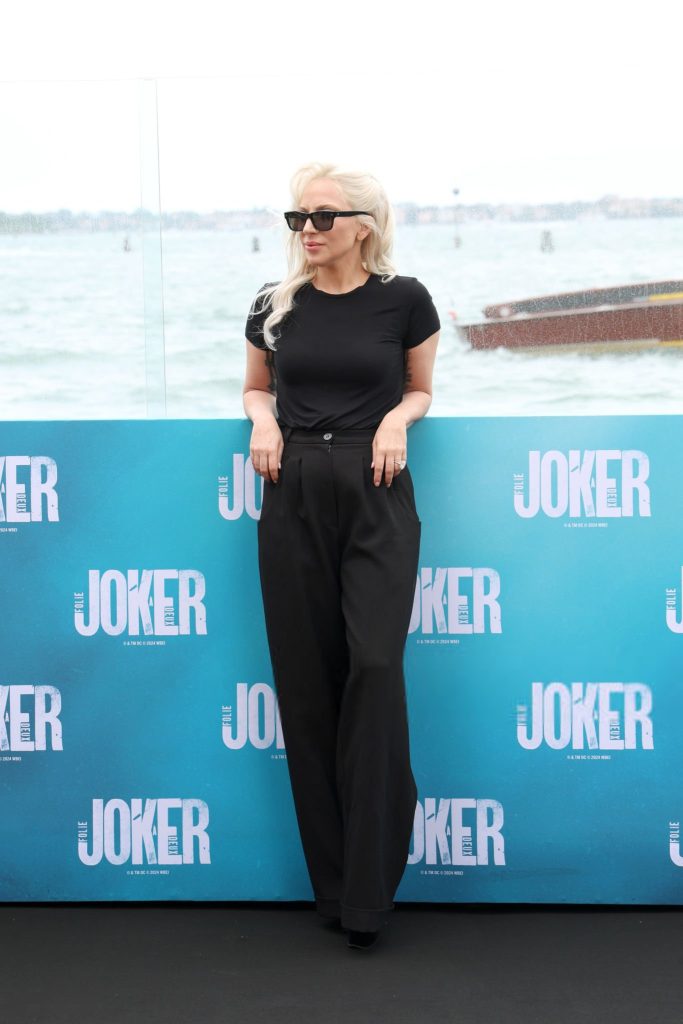 Lady Gaga 出席第 81 届威尼斯电影节期间的“Joker: Folie À Deux”拍照活动。