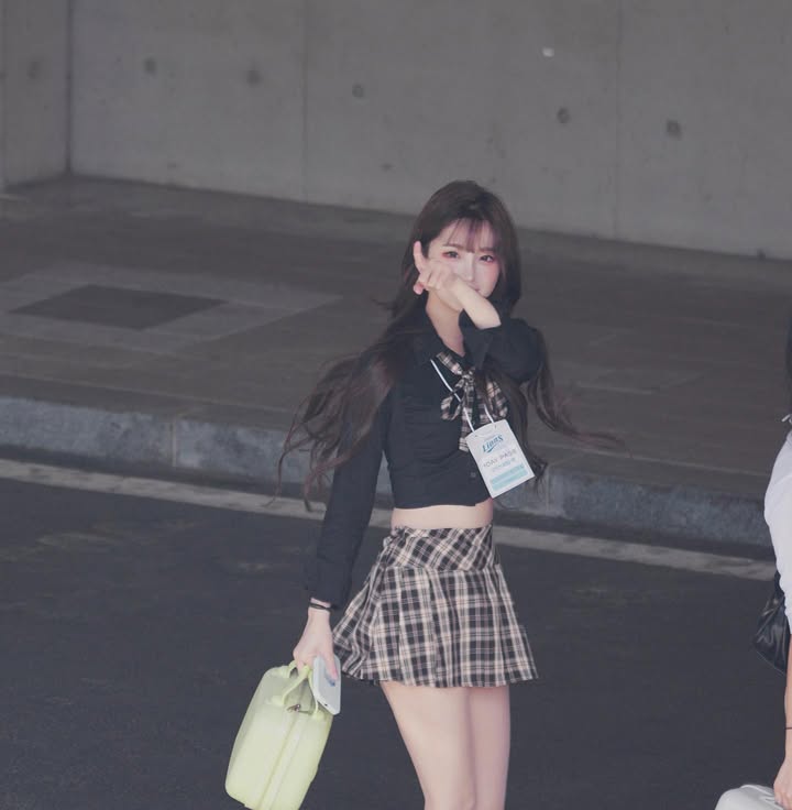 绝了！黑色格子蝴蝶结短款衬衫+棕褐色百褶格子短裙，这身材我馋了……