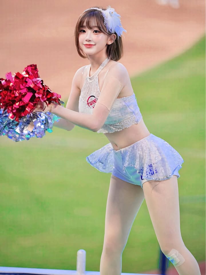 绝了！蓝白色碎花挂脖短款背心+浅蓝色亮片薄纱短裙裤，这身材我馋了……