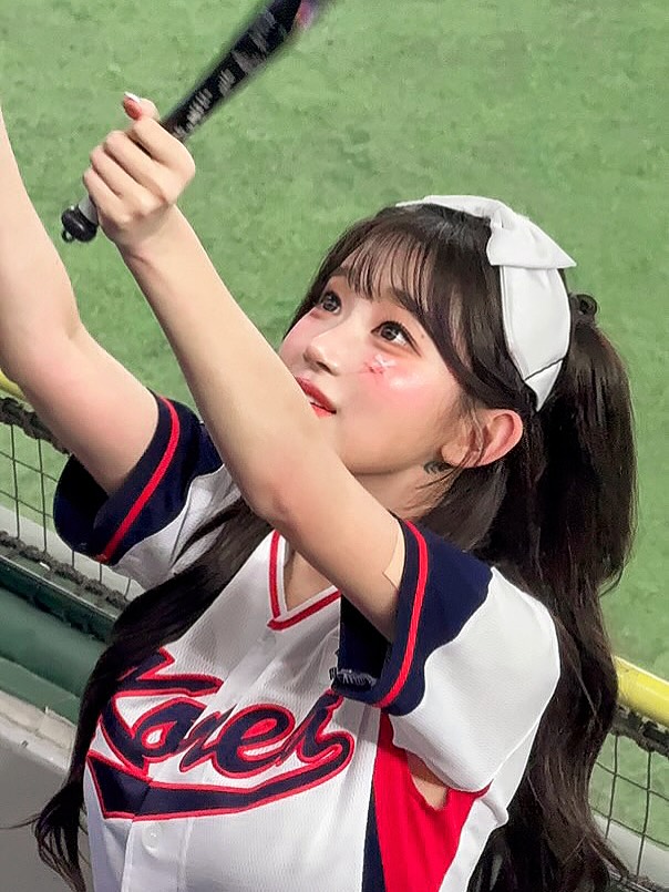 白色棒球服+深蓝色红色条纹+红色Korea字样街拍Look，女人味绝了！