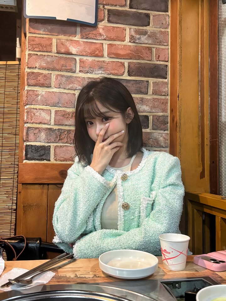 绝了！薄荷绿小香风粗花呢外套+白色流苏边+金色纽扣，这身材我馋了……-街拍look