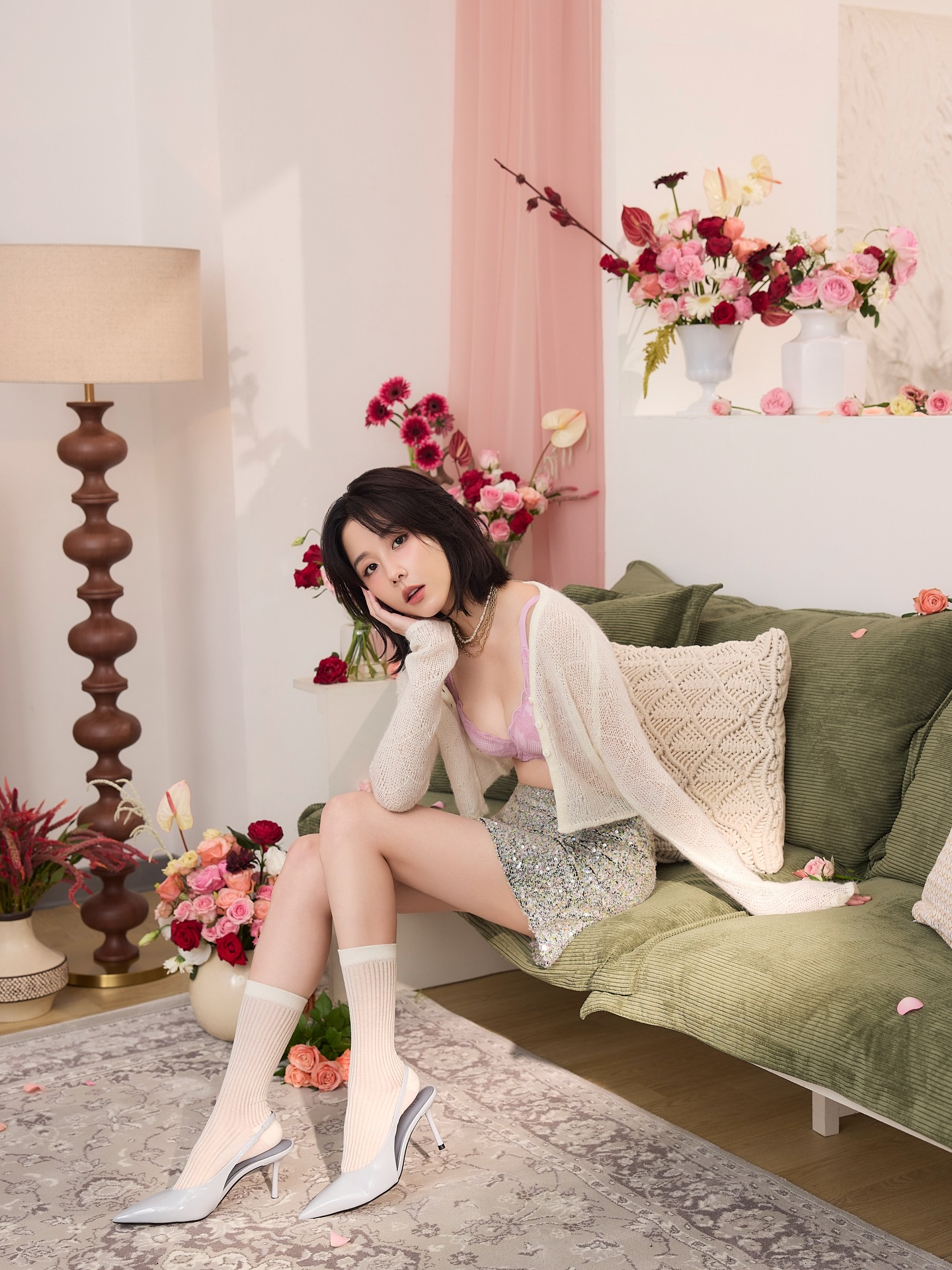 浪漫花房时尚穿搭｜淡紫蕾丝与银色亮片的春日优雅