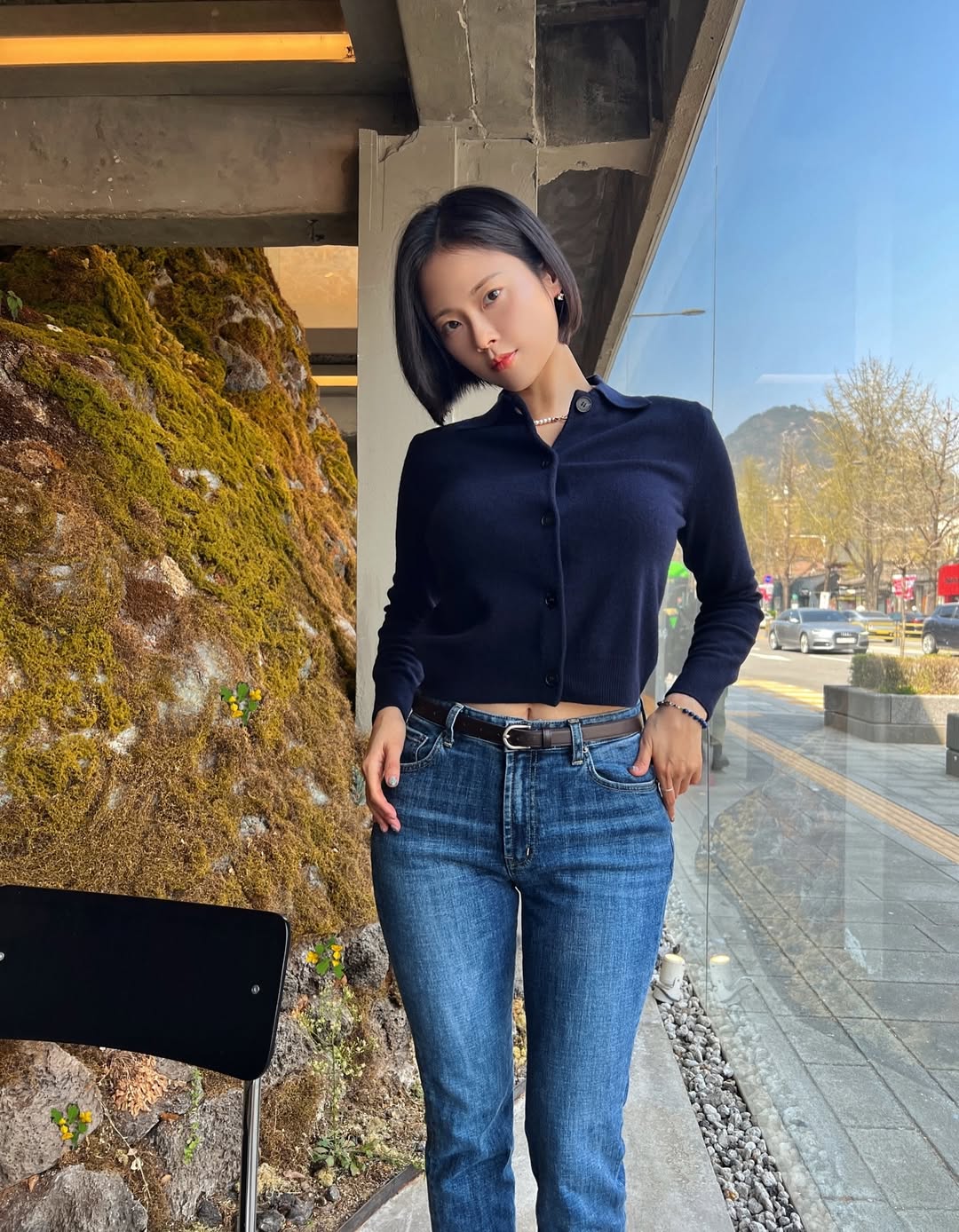 藏青短款针织开衫配高腰直筒牛仔裤的极简日常穿搭