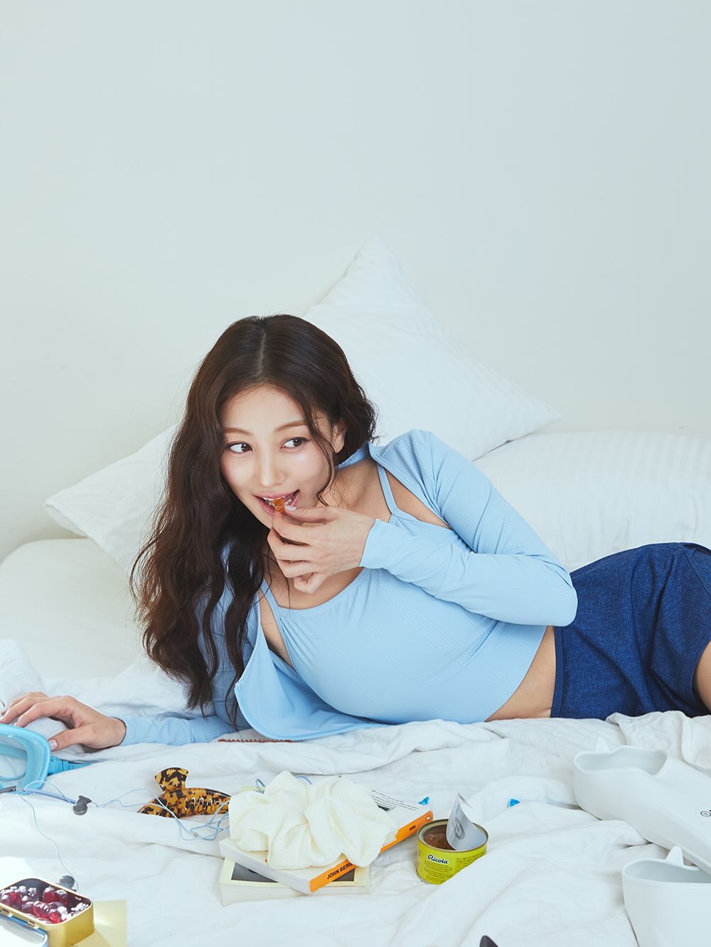 baby蓝挖肩长袖搭深蓝牛仔裤的慵懒居家look-街拍look