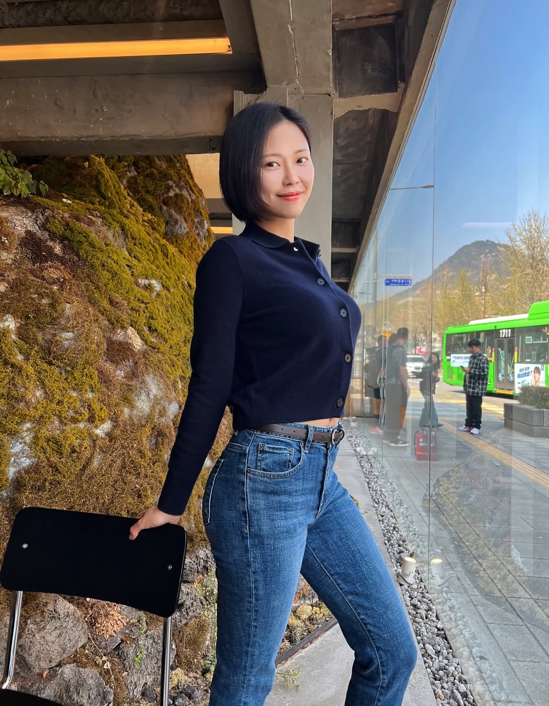 藏青色短款针织开衫配高腰牛仔裤的极简日常穿搭-街拍look