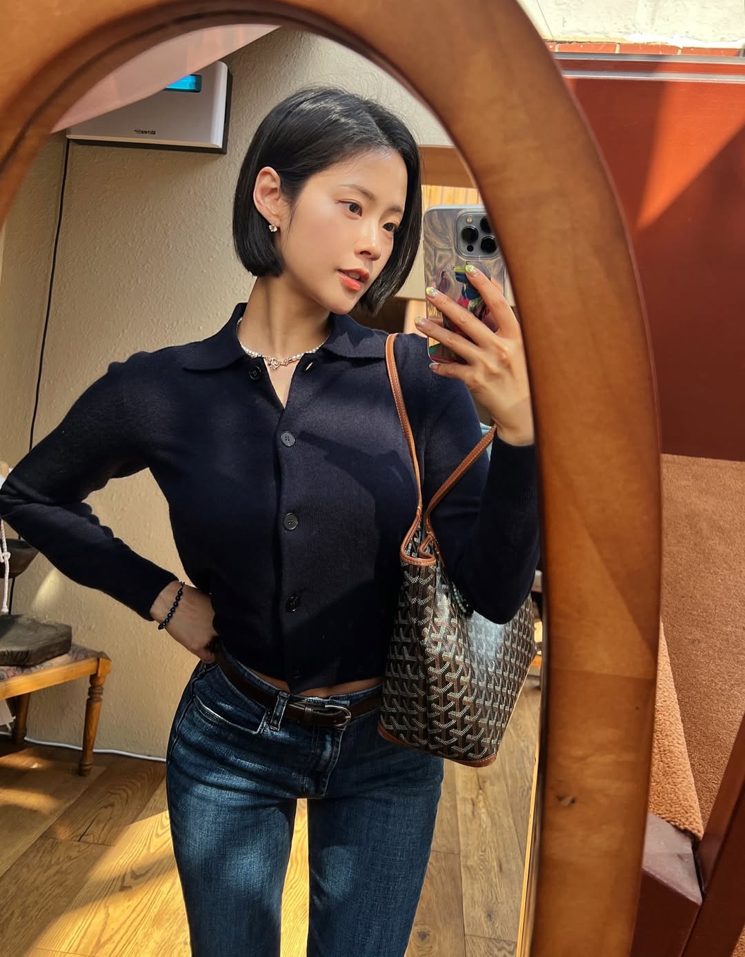 藏青色修身针织衫配深蓝牛仔裤的极简通勤穿搭-街拍look