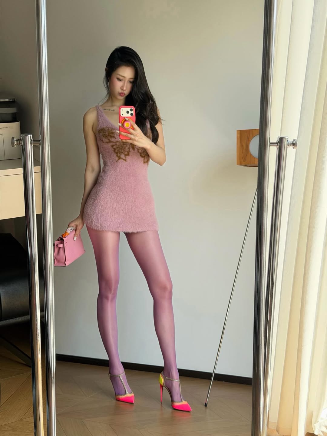 复古玫瑰印花毛绒连衣裙叠穿紫粉丝袜，撞色高跟鞋点亮全身-街拍look