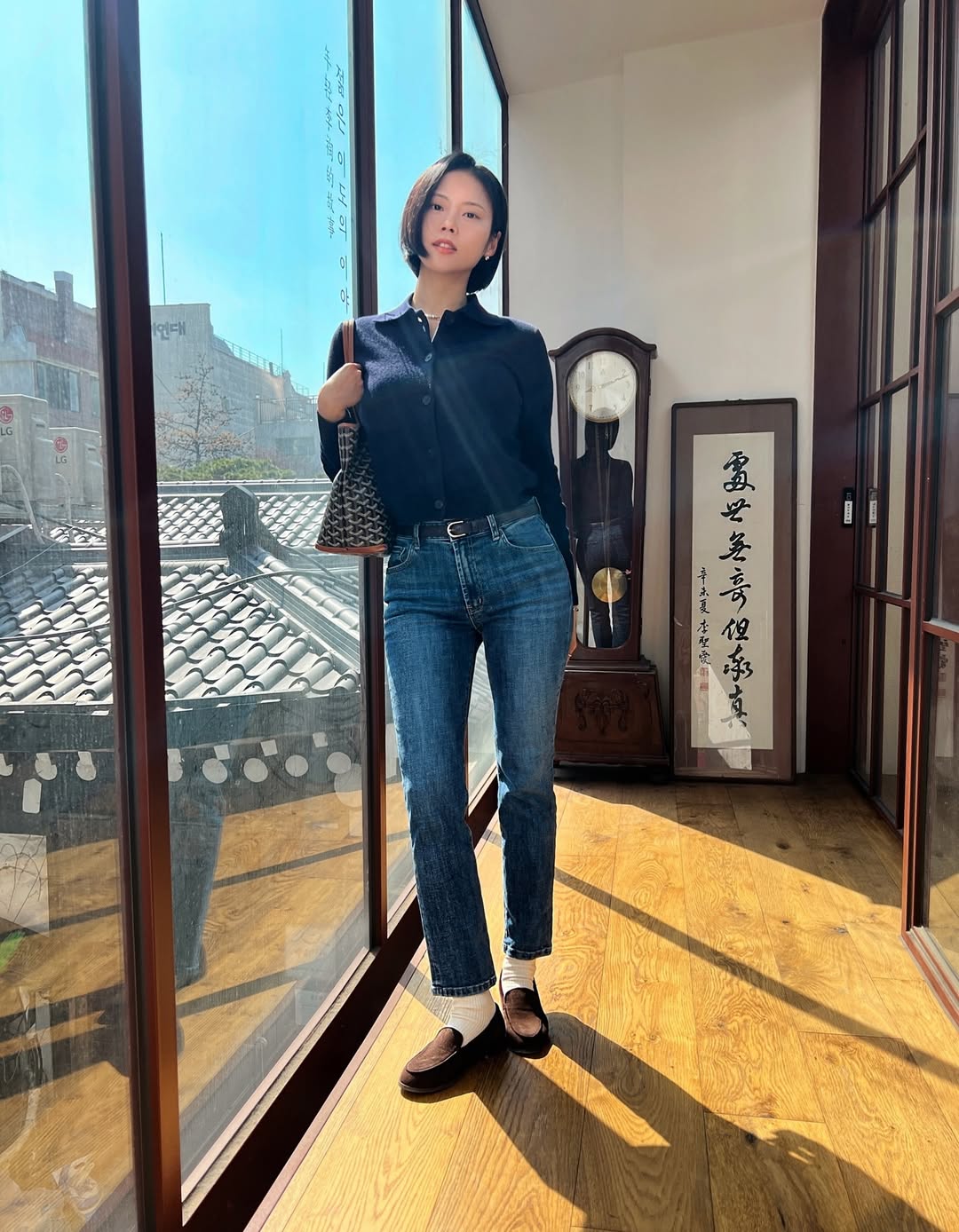 藏青针织POLO衫搭配直筒牛仔裤的法式简约穿搭-街拍look