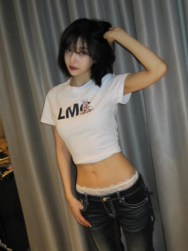 白色短款印花T恤配低腰牛仔裤，露出蕾丝边内搭的辣妹穿搭-街拍look