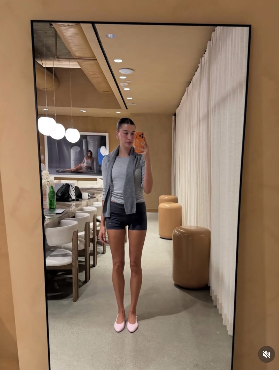 灰色修身背心叠穿薄针织衫配黑色短裤与粉色芭蕾平底鞋-街拍look