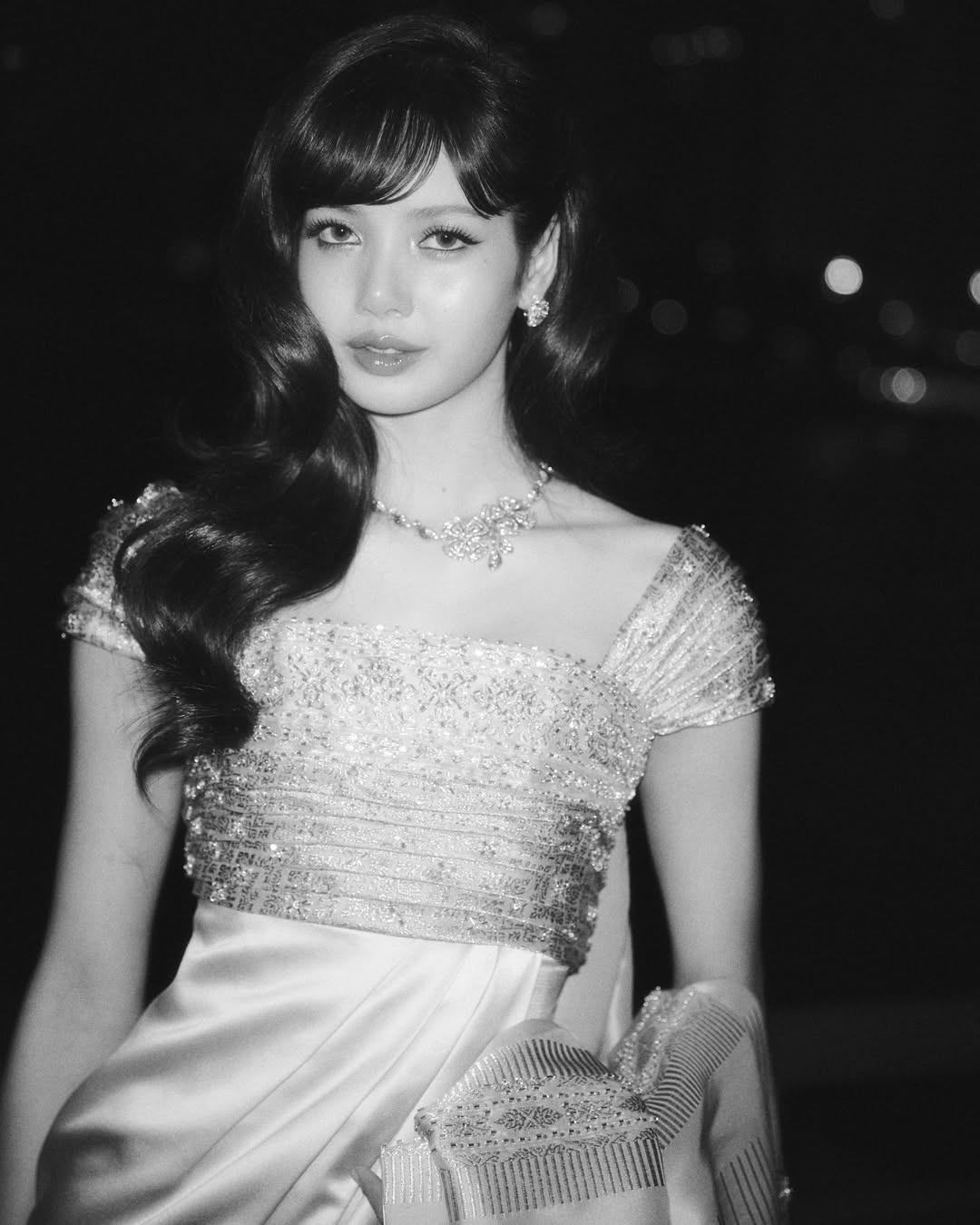 Lisa复古钻饰露肩礼服造型，宛如老电影里的贵族千金