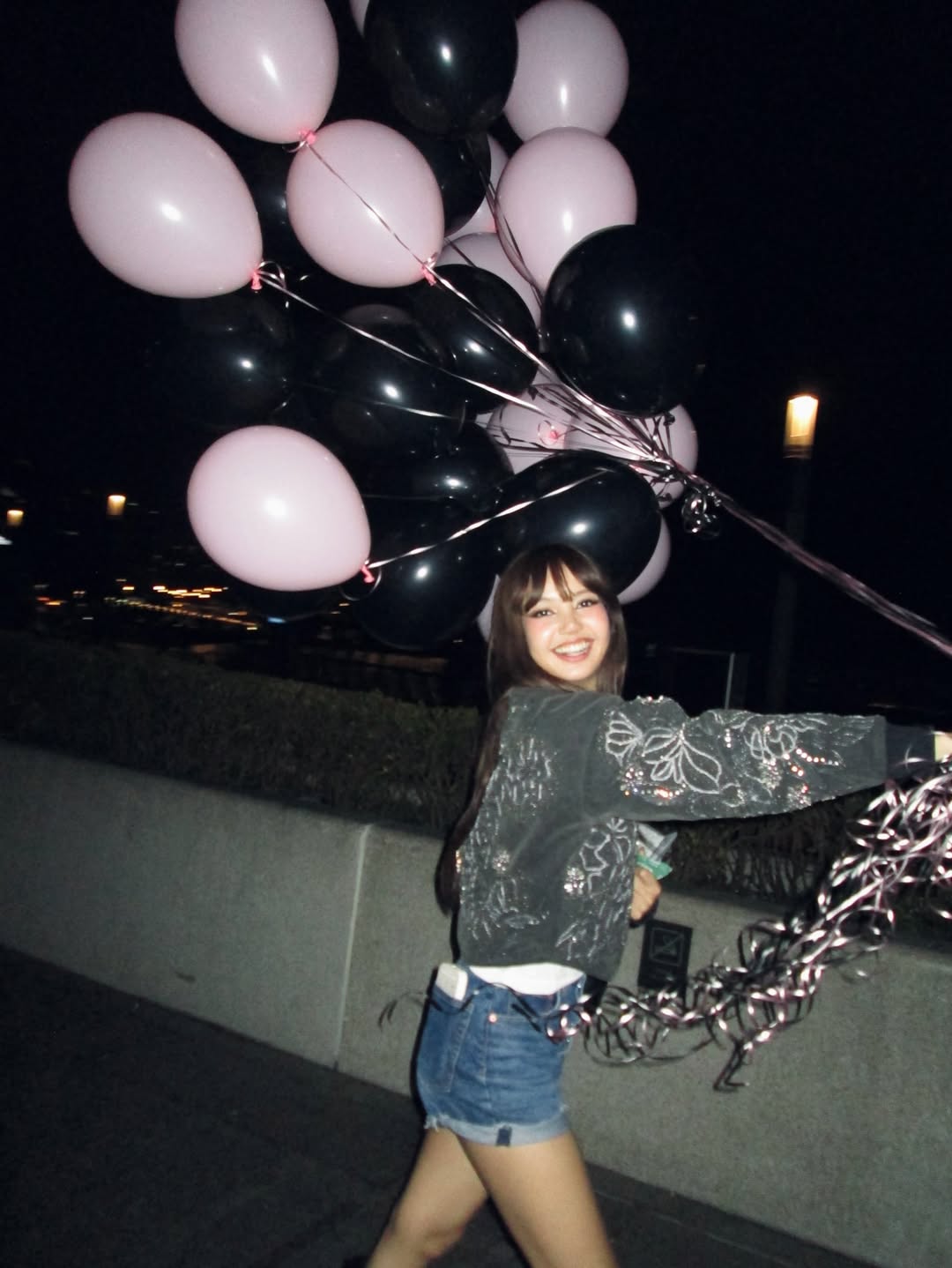 亮片镂空针织开衫搭配卷边牛仔短裤的甜酷派对穿搭