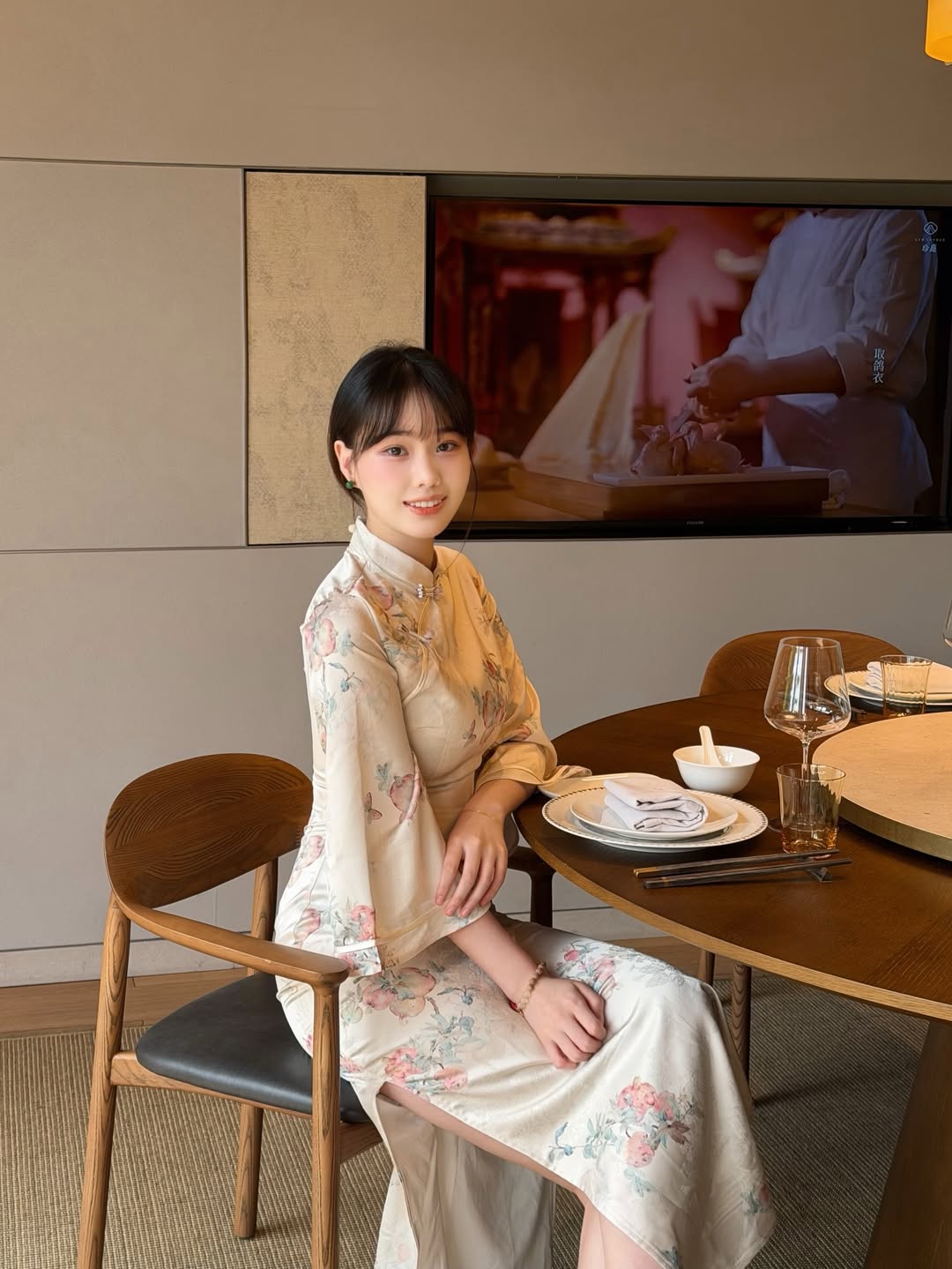 温婉如水的新中式碎花旗袍，定格中式美学的优雅瞬间