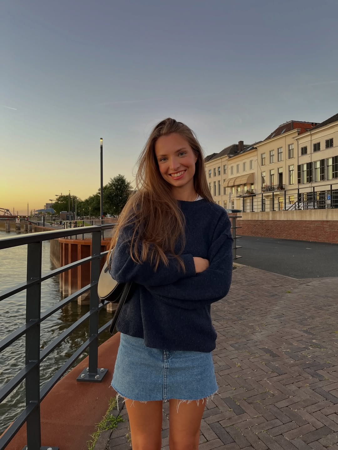 简约深蓝针织衫配牛仔短裙，尽显法式慵懒氛围