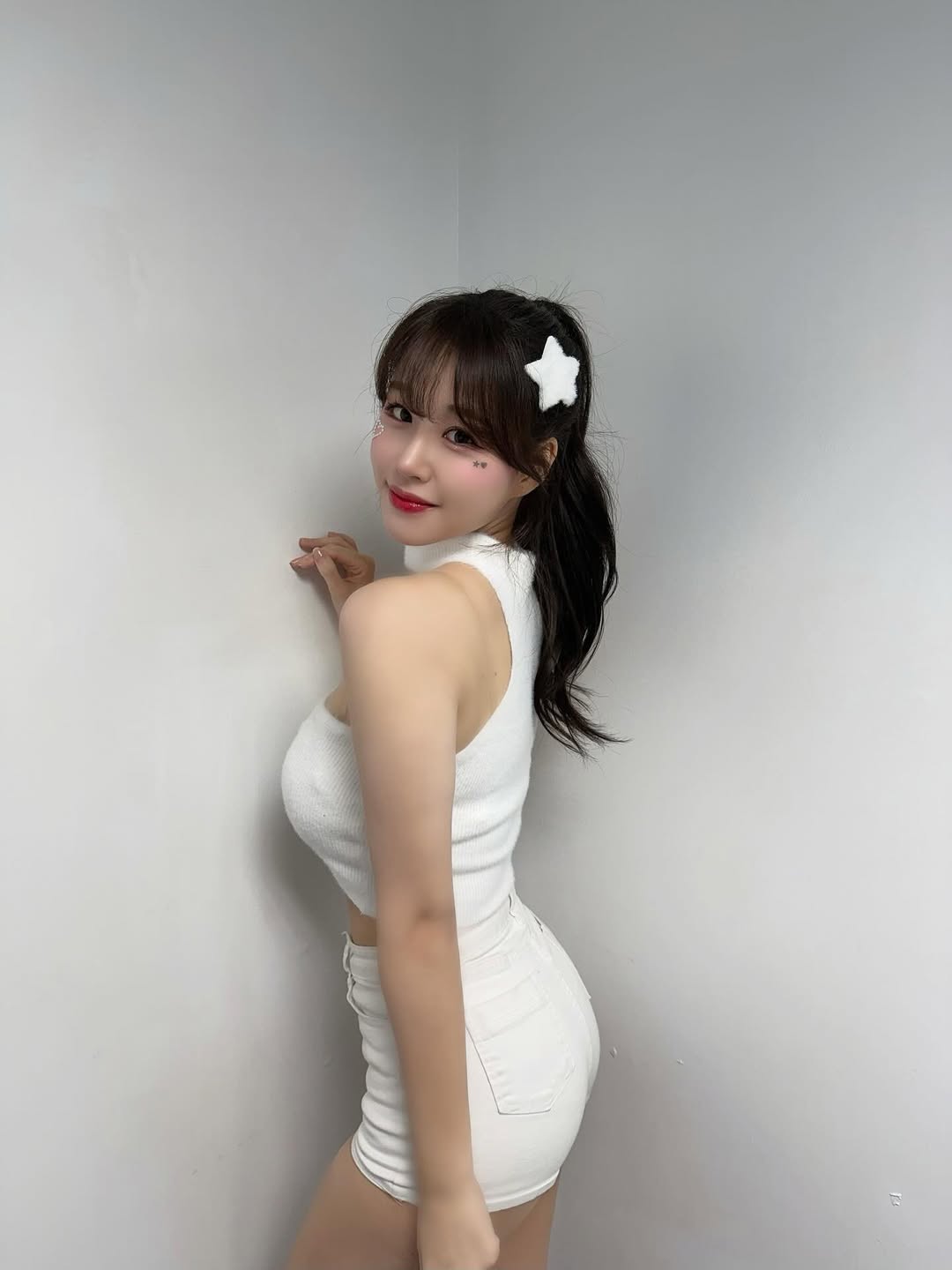 纯白系夏日心动穿搭：挂脖背心搭配热裤，尽显甜辣纯欲感