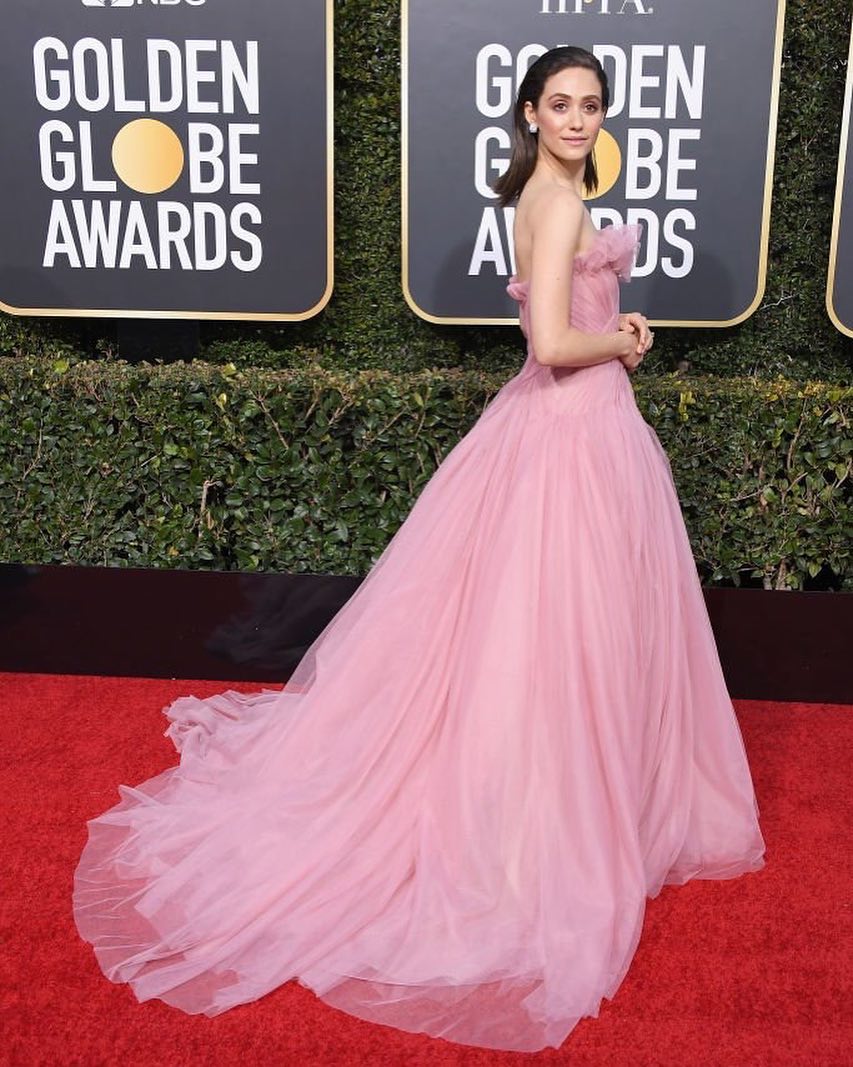 粉嫩梦幻感拉满！金球奖红毯上的唯美芭比风蓬蓬裙