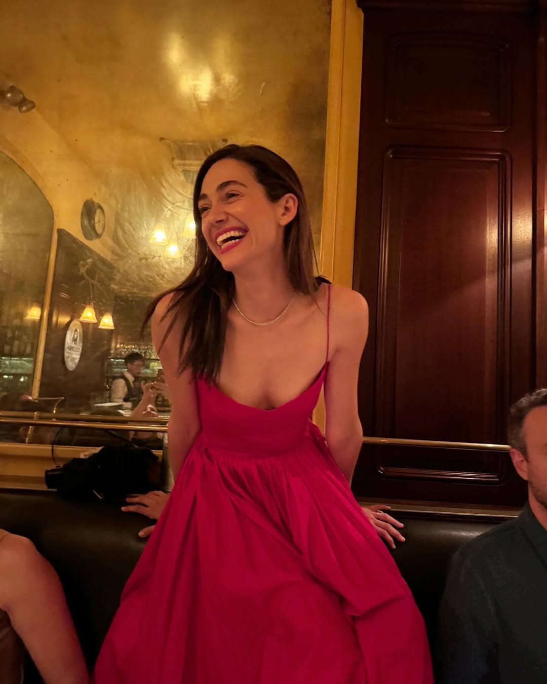 绝美玫红色吊带裙，解锁复古浪漫氛围感