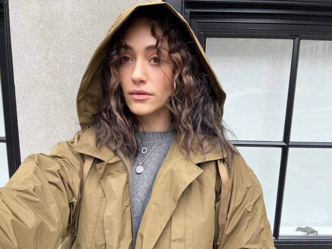 美拉德色系卡其色连帽外套叠穿灰毛衣，尽显慵懒高级感