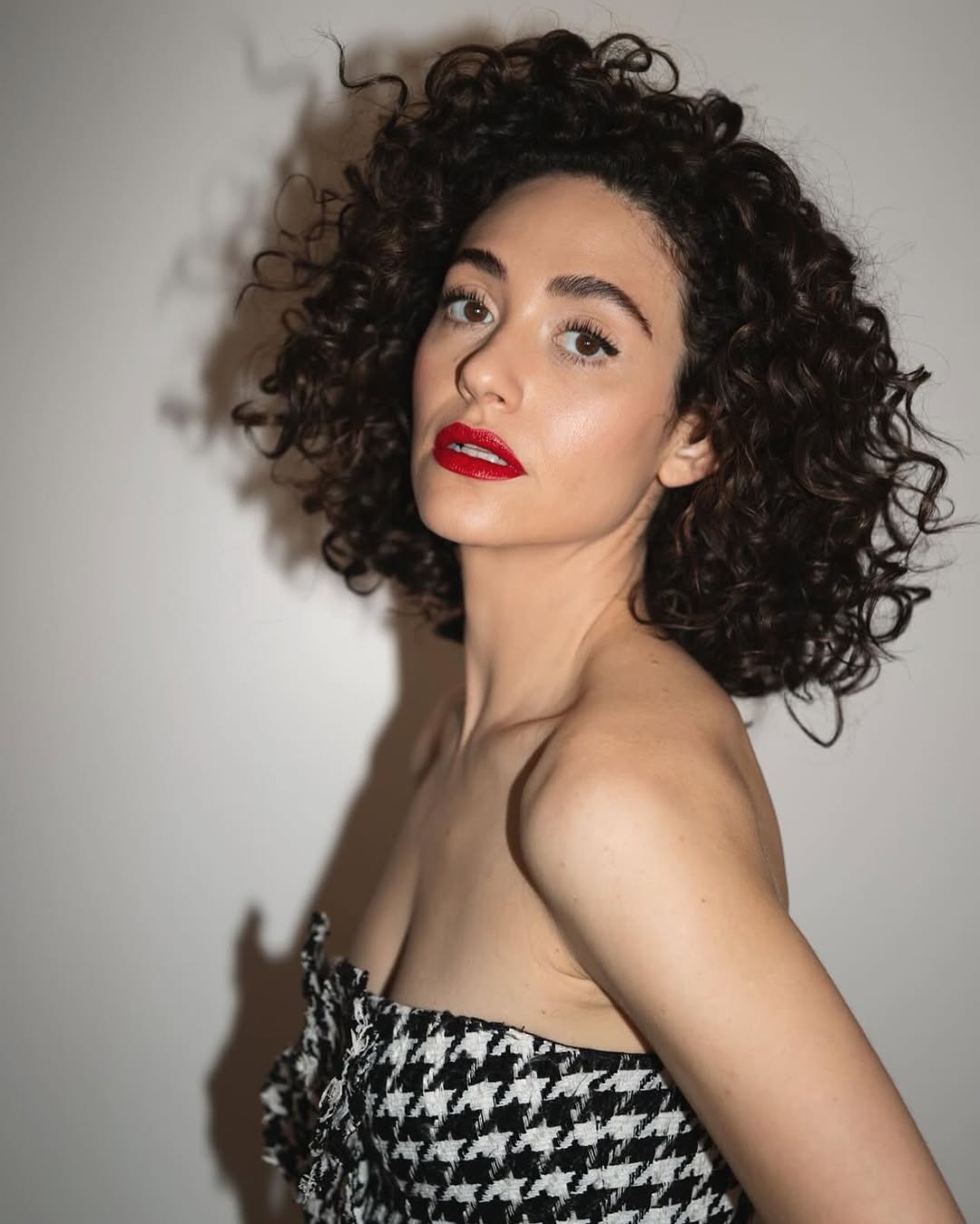 复古千鸟格抹胸配大红唇，高级感拉满的法式浪漫