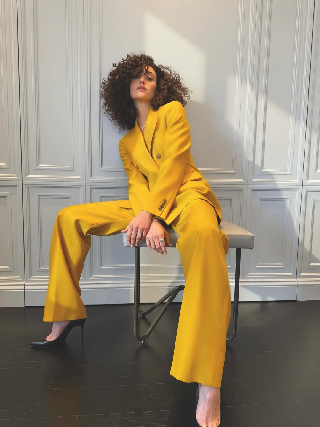 明艳动人的芥末黄西装套装，尽显复古摩登的飒爽英姿