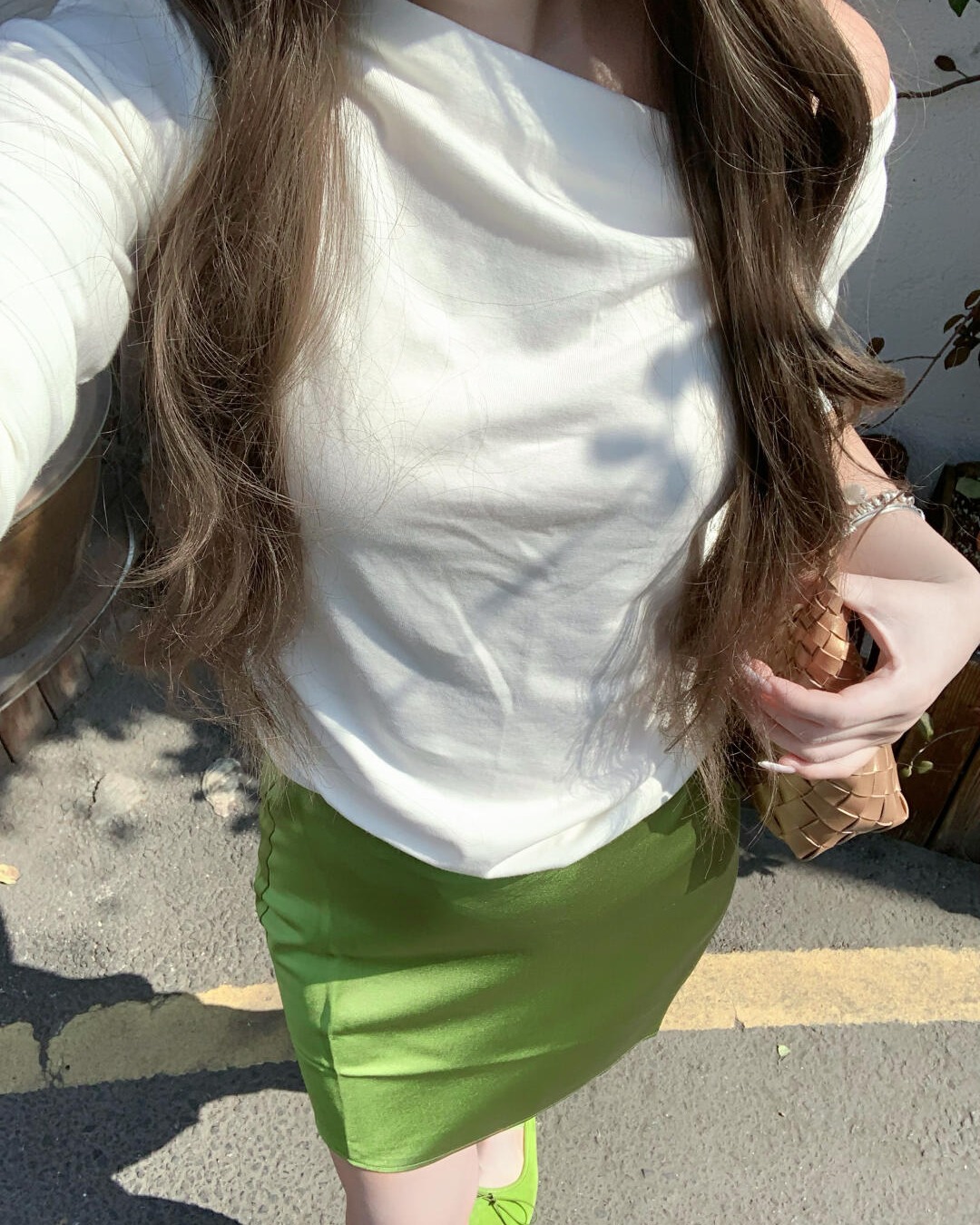 简约白上衣遇上鲜亮缎面裙，清新治愈的夏日多巴胺穿搭