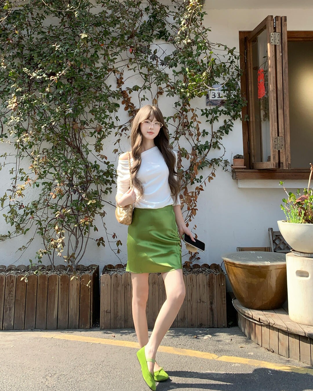 显白又高级！法式白色斜肩上衣+草地绿缎面裙，开启夏日多巴胺穿搭