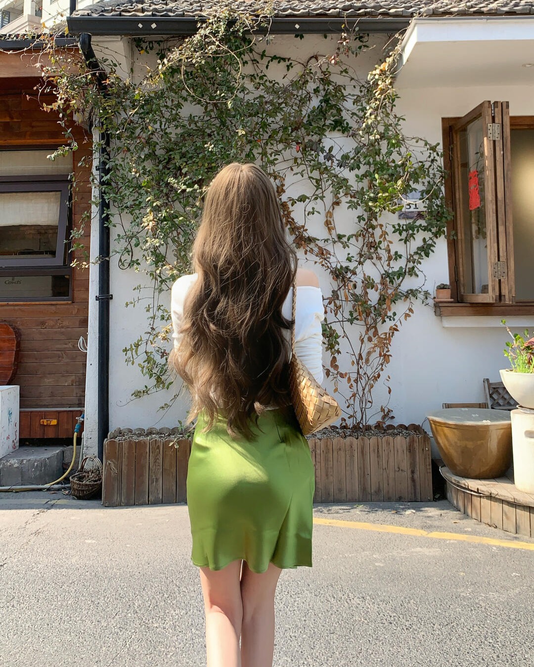 氧气感满分！清新绿丝绸裙穿出法式慵懒度假感