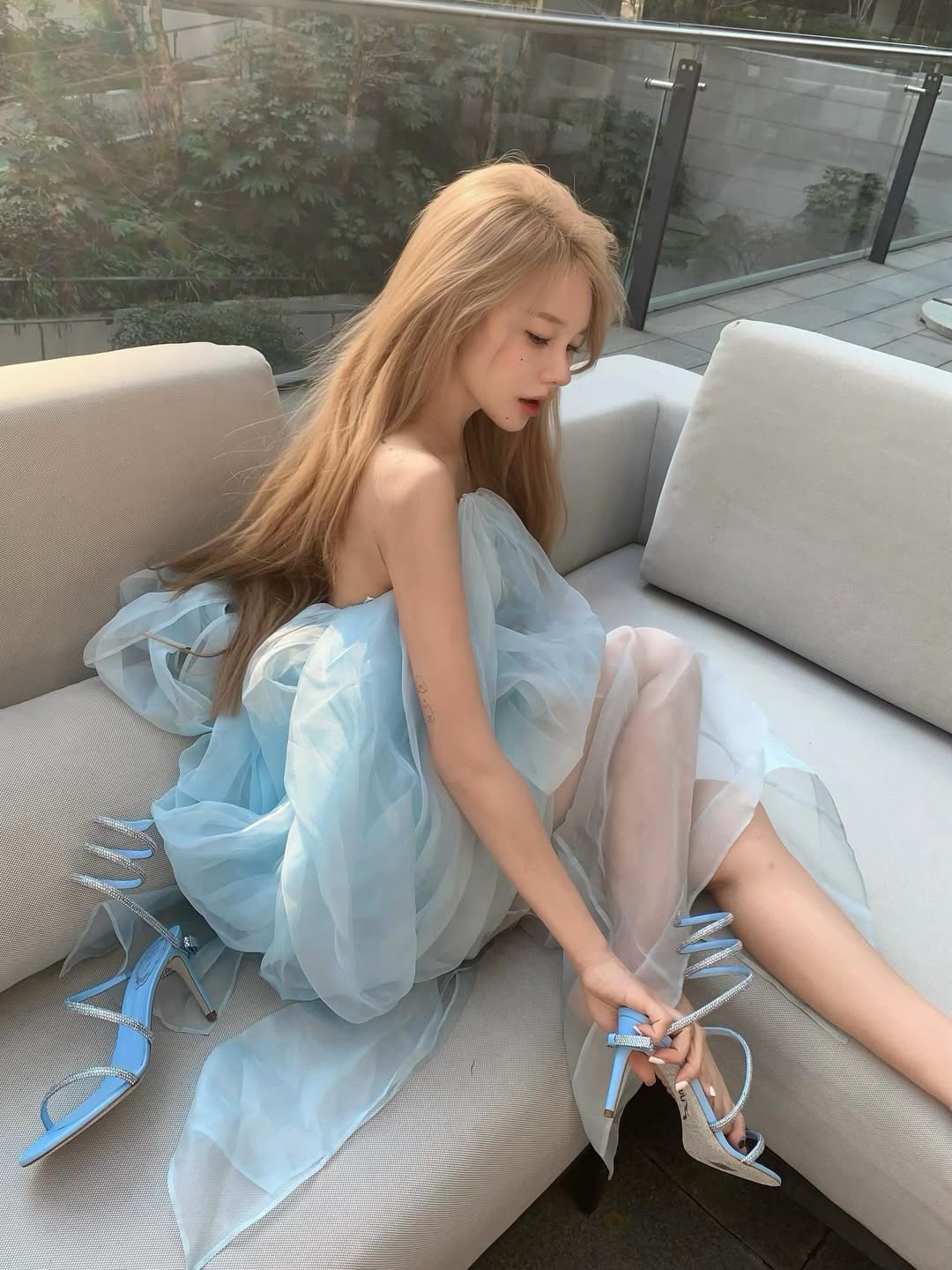 坠入凡间的蓝精灵：梦幻云朵裙配闪钻绕带高跟鞋