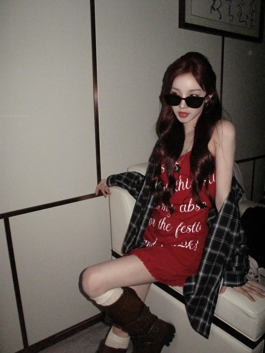 复古甜酷风：暗红系吊带裙与格纹衬衫的率性混搭-街拍look