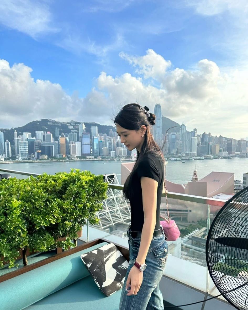 维港之畔的都市极简风：黑色T恤与复古牛仔裤的经典碰撞