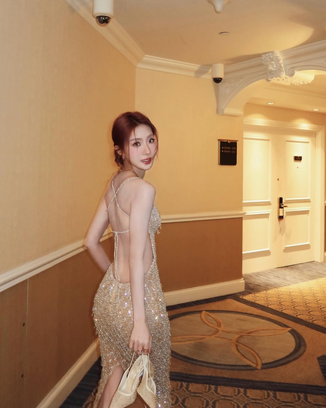 流光溢彩:酒店长廊里的露背闪钻礼服极致优雅-街拍look