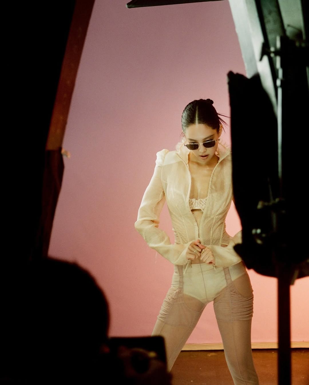 先锋未来感：Jennie Kim 的时尚摄影棚剪影分析-街拍look