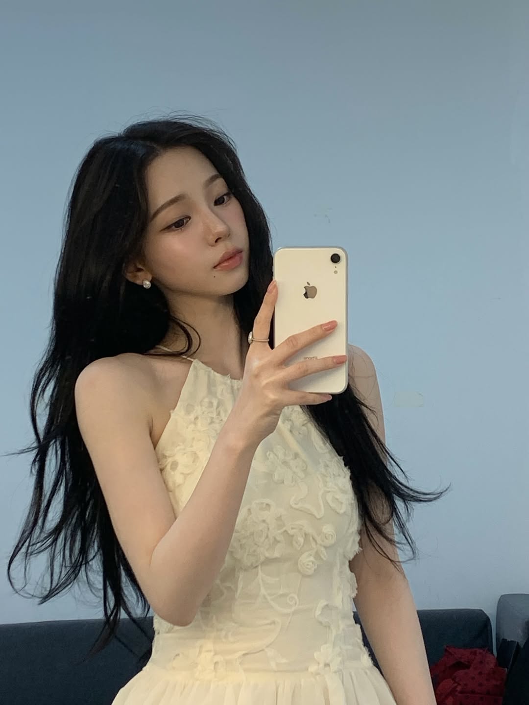 清冷仙气：白色立体繁花挂脖裙的优雅诠释