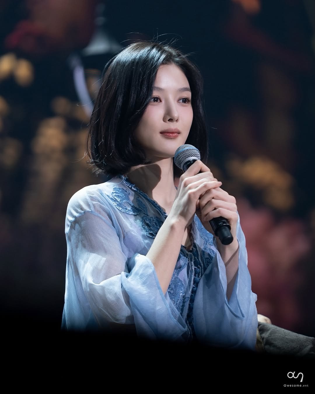 蓝调仙气，一袭浅蓝刺绣雪纺衫演绎温婉质感