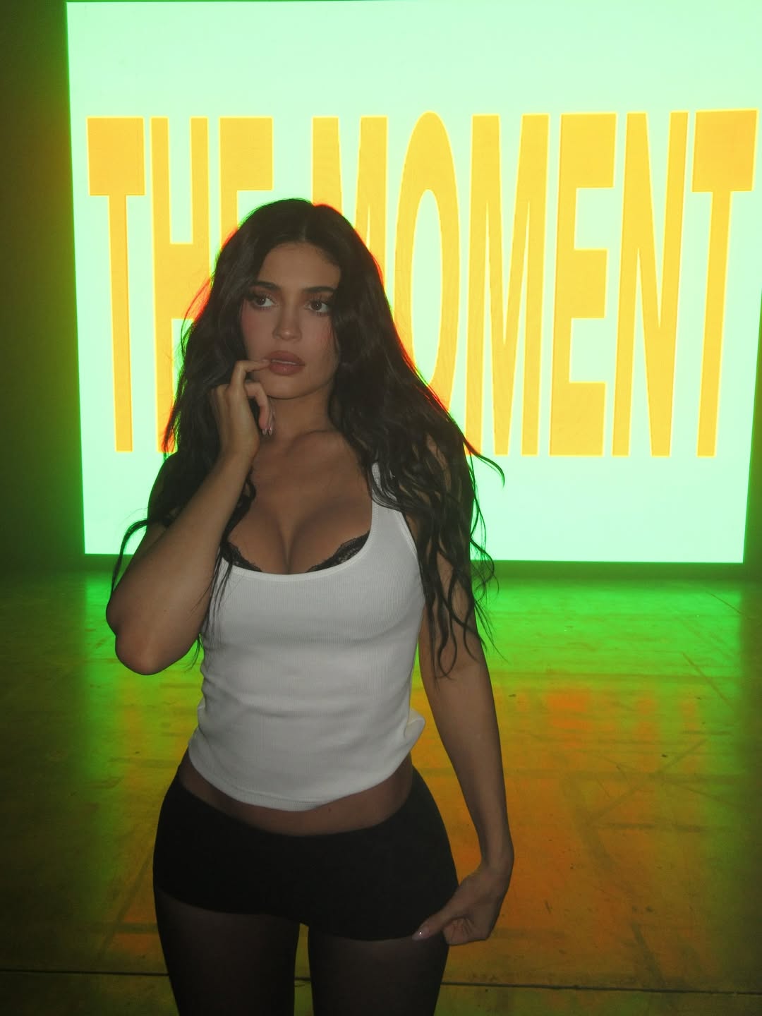 极简白背心搭配黑色紧身裤，复古辣妹感拉满-街拍look