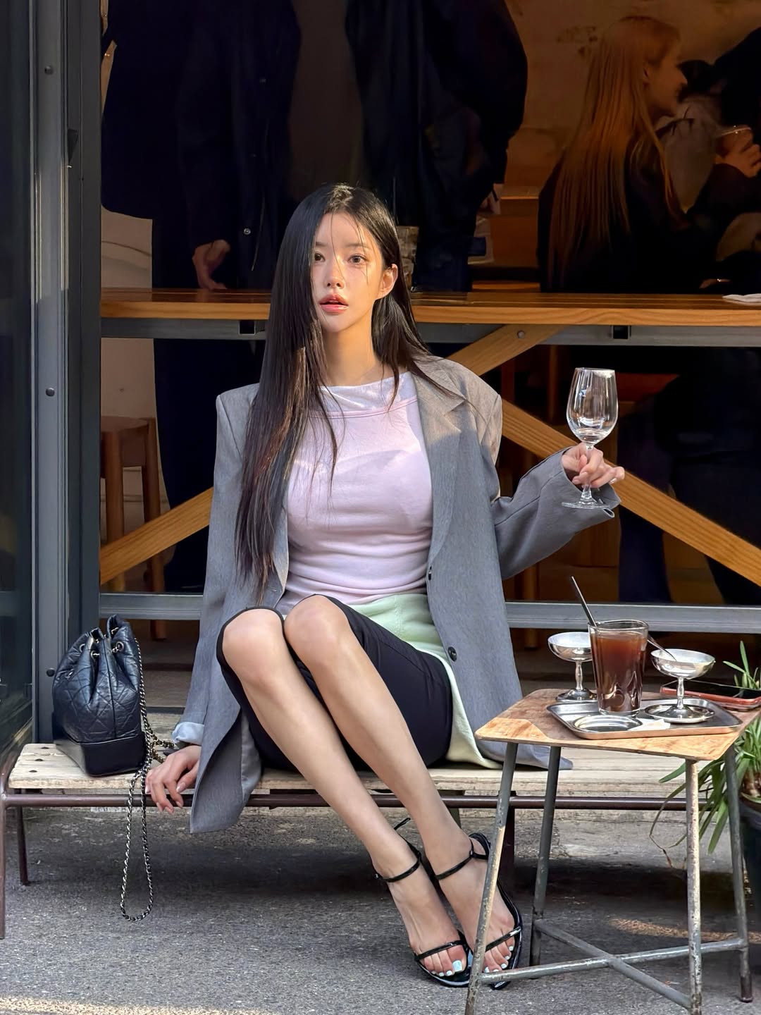 灰色西装搭出韩系冷感风，尽显都市职场随性与优雅