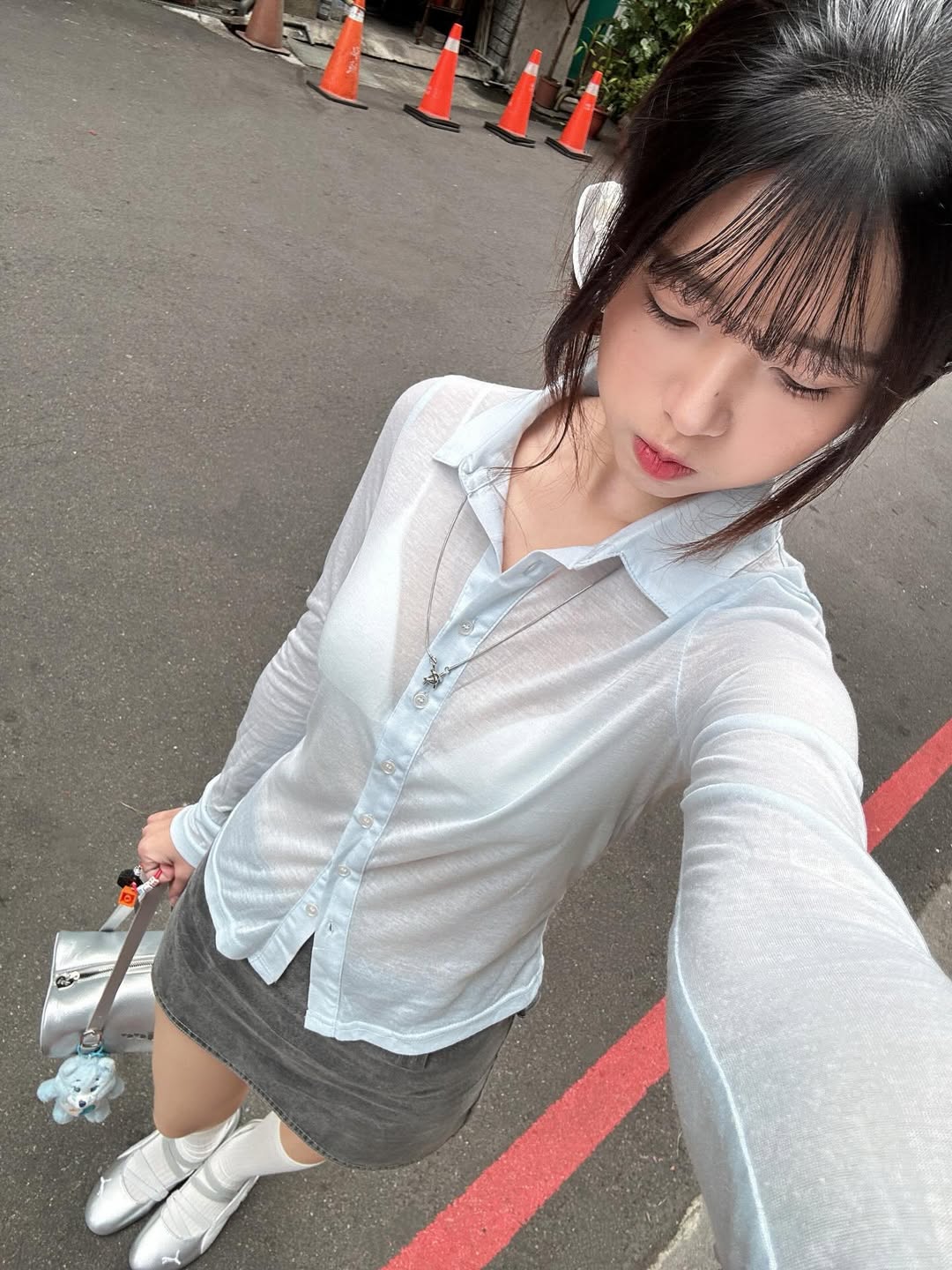 浅蓝色微透衬衫搭配复古灰短裙，演绎夏日街头甜酷感